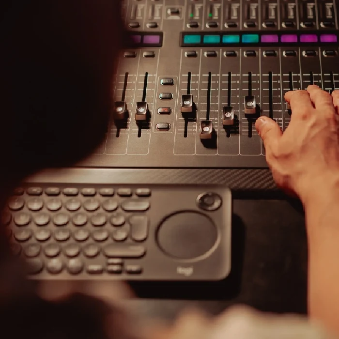 Mezclador de audio para controlar múltiples señales sonoras.