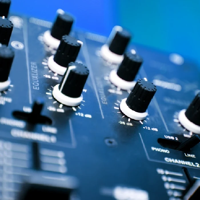 Amplificador de audio profesional para aumentar potencia sonora en sistemas de sonido.