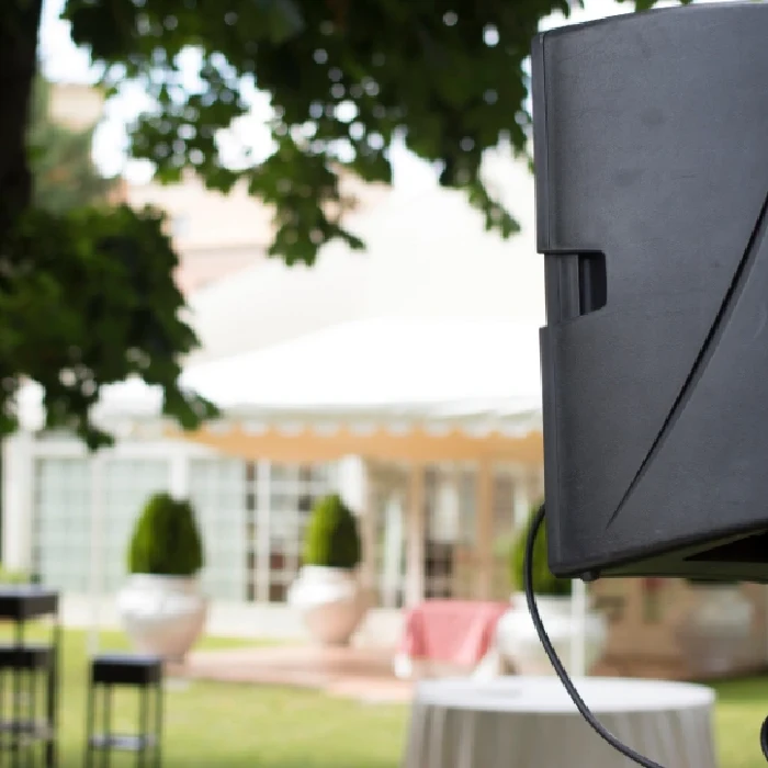 Bocina comercial para ambientación de jardines, terrazas y espacios abiertos.