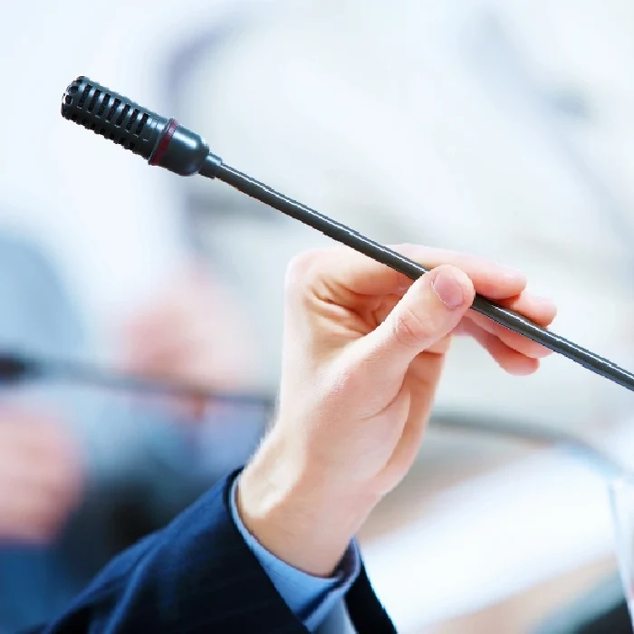 Micrófonos profesionales para conferencias, eventos y grabación.