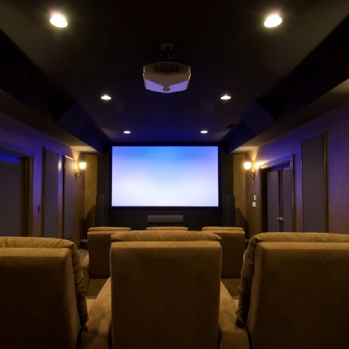 Sistema de teatro en casa con sonido envolvente y pantalla de alta definición.