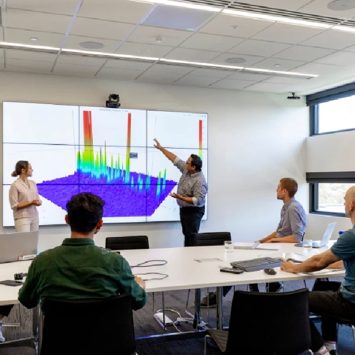 Sistema completo para videoconferencias con cámara, audio y pantalla.